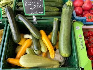 Zucchini - Gemüse draußen vor dem Markt - Mein Bauernmarkt Höchenschwand