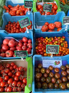 Verschiedene Tomatensorten - Gemüse draußen vor dem Markt - Mein Bauernmarkt Höchenschwand